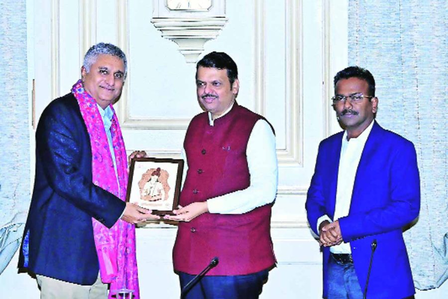 Bharat Malkani (L), Maharashtra CM Devendra Fadnavis (M).