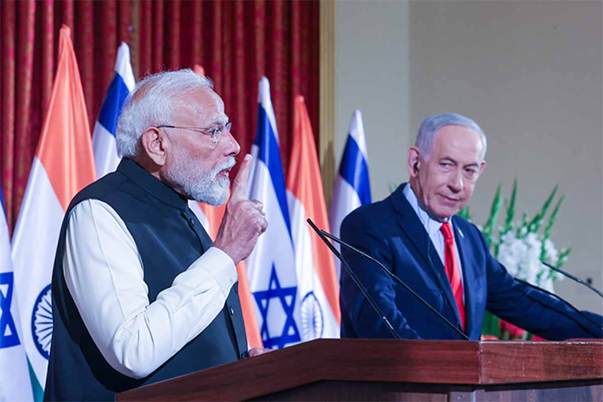 India PM Narendra Modi Israeli Prime Minister Benjamin Netanyahu (R).
