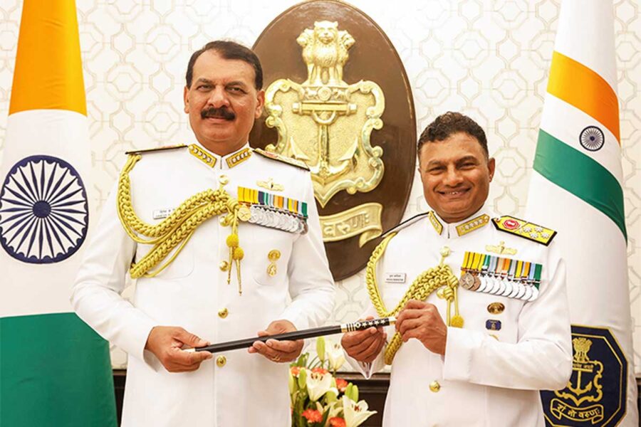 Indian Navy Chief Admiral Krishna Swaminathan (R) with outgoing Navy Chief Admiral Dinesh K Tripathi (L).