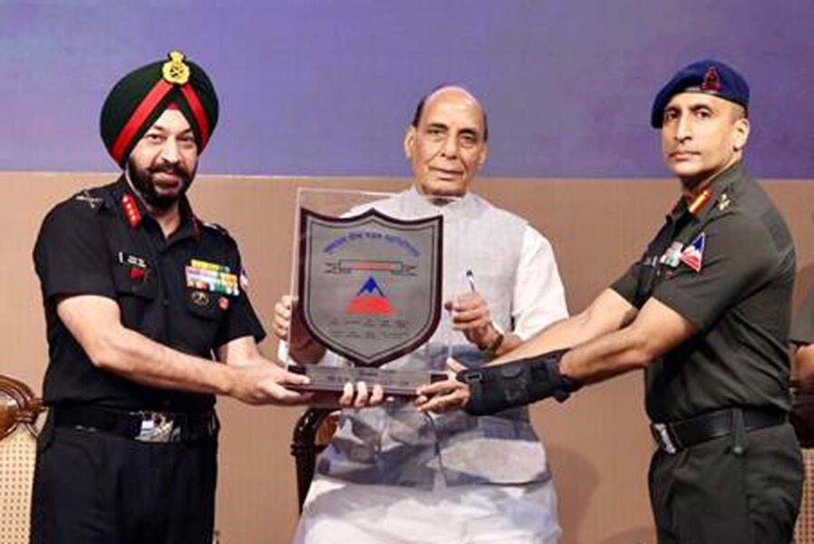 Lt Gen Harpal Singh, DG, BRO (L), with Defence Minister Rajnath Singh (C) at BRO's Conclave.
